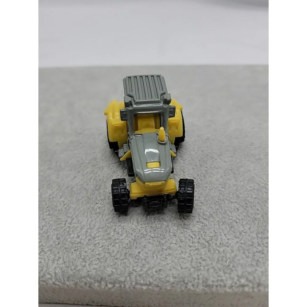 2006 Matchbox  Tractor  MB703 Yellow Toy